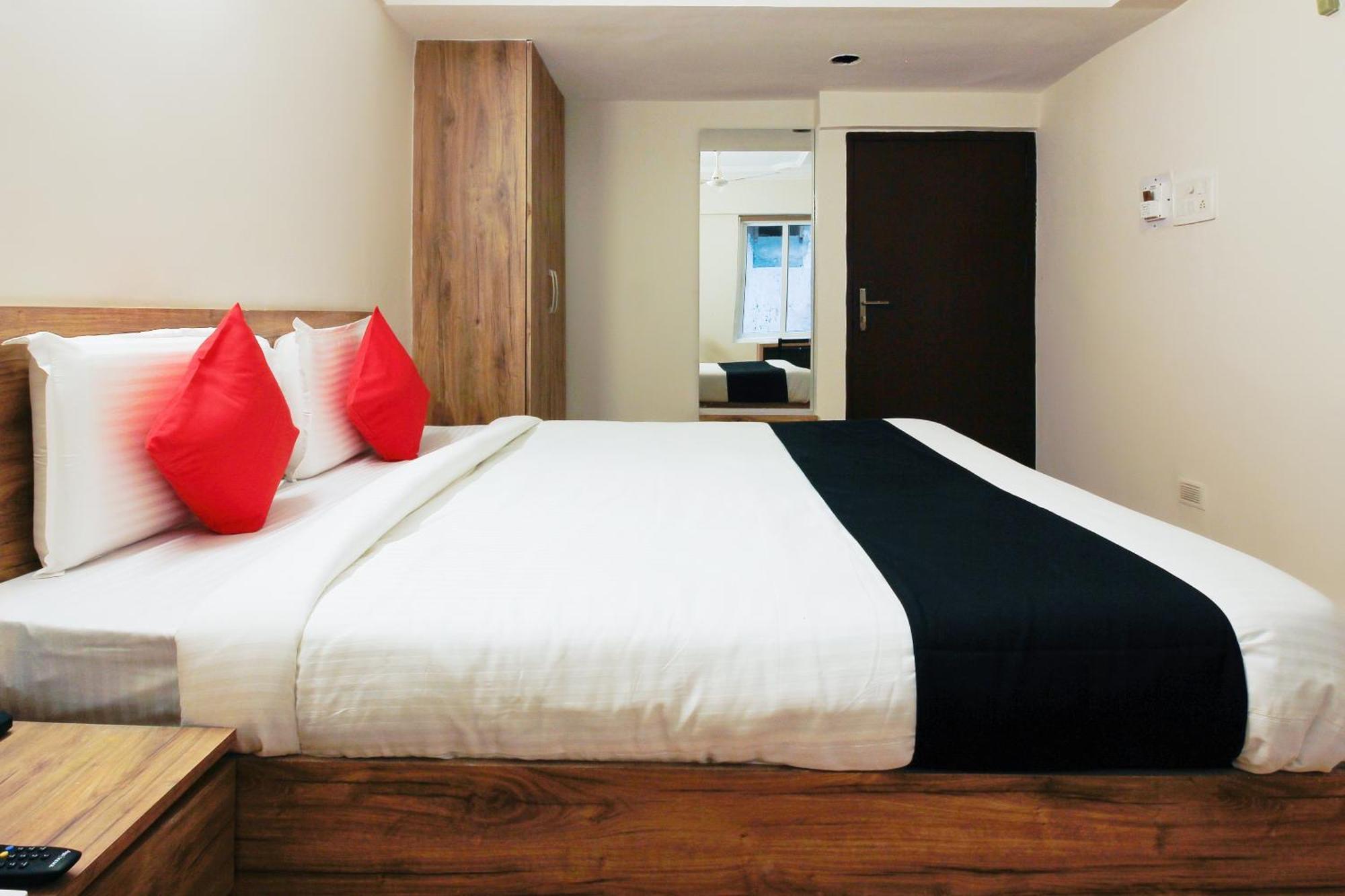 היידראבד Capital O Sri Suprabhat Grand Near Kachiguda Railway Station מראה חיצוני תמונה
